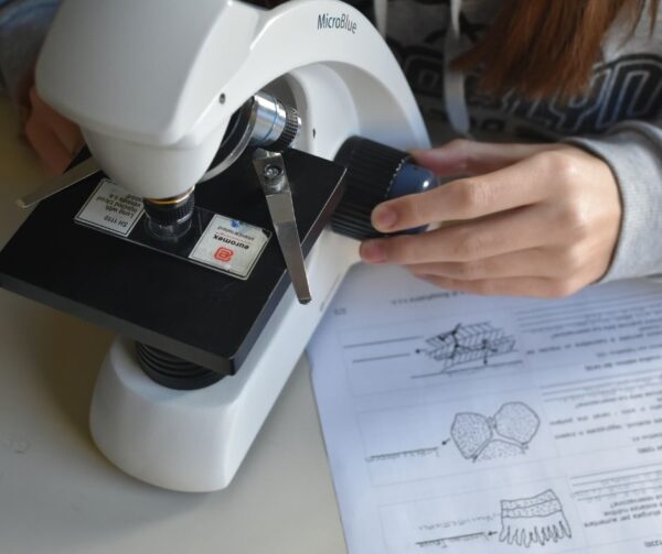 Microscopio e scheda riconoscimento tessuti del corpo umano