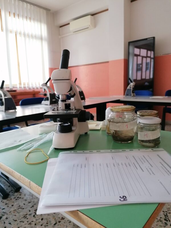 microscopio e campioni d'acqua
