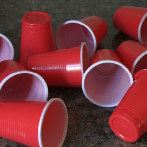 Bicchieri di plastica rossi